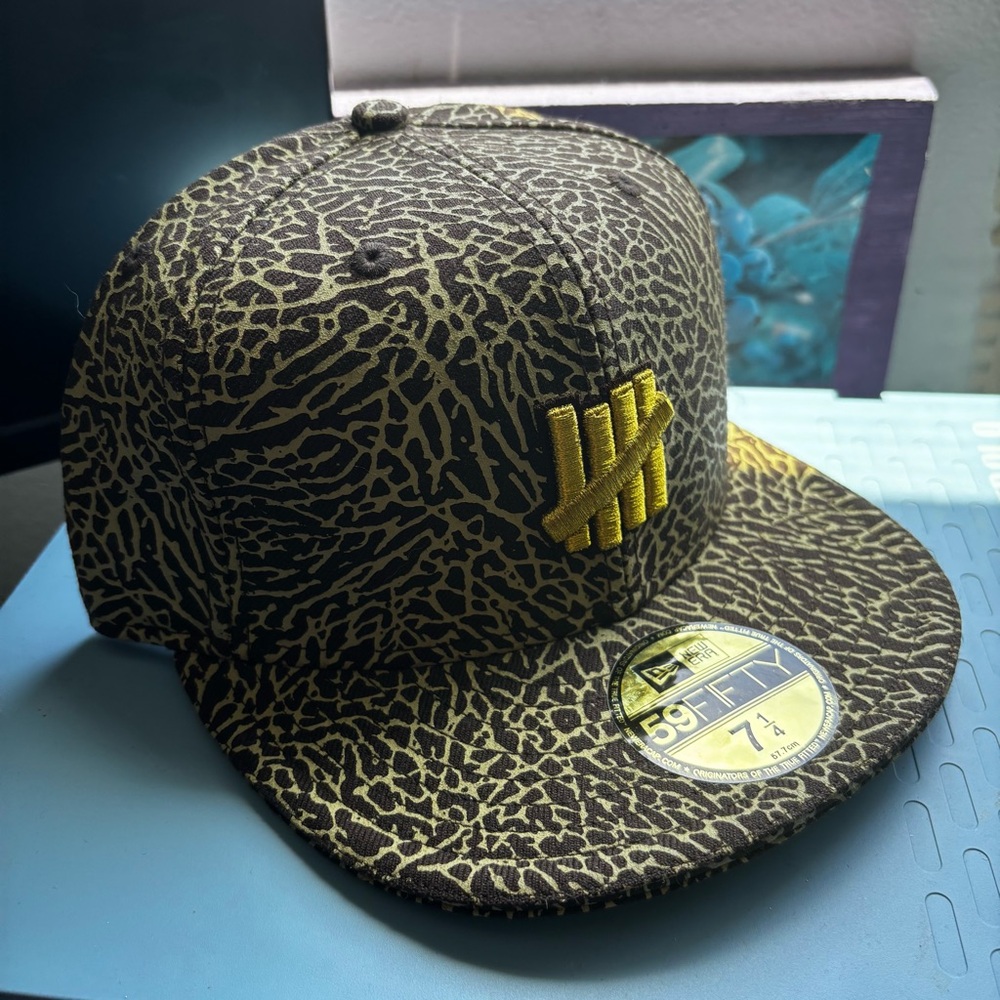 ALL-OVER PATTERN 🔥 7 1/4 fitted
Undefeated x New Era 59FIFTY (GOLD & BROWN)